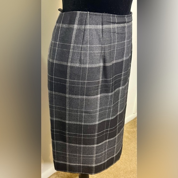 100% wool skirt. Amanda Smith plaid wool skirt, lined. Gray/black size 10 EUC - Picture 6 of 9